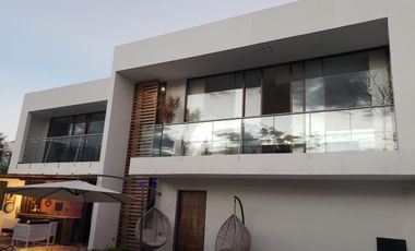 Amplia casa en venta sector Nayón Bajo a 10 minutos de Cumbayá