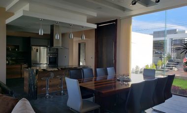 Amplia casa en venta sector Nayón Bajo a 10 minutos de Cumbayá