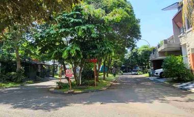 Rumah Hook Depan Taman di Emerald Bintaro