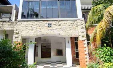 Rumah Hook Depan Taman di Emerald Bintaro