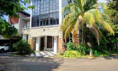 Rumah Hook Depan Taman di Emerald Bintaro