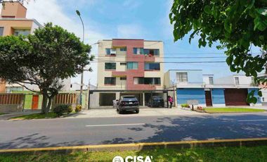 Depa en Venta en 1er Piso con Patio y Cochera 143 m2– Av. Velasco Astete, Surco