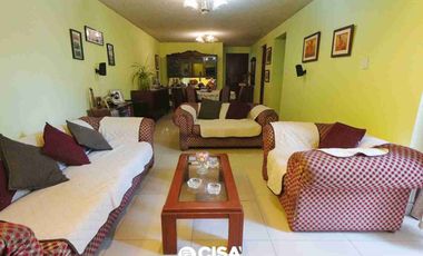 Depa en Venta en 1er Piso con Patio y Cochera 143 m2– Av. Velasco Astete, Surco