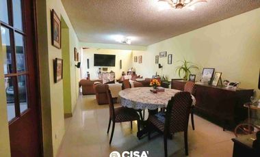 Depa en Venta en 1er Piso con Patio y Cochera 143 m2– Av. Velasco Astete, Surco