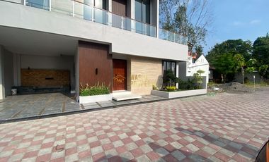 RUMAH 2 LANTAI ONE GATE & FULLY FURNISH DEKAT BANDARA NYIA