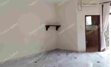 Di SEWAKAN RUMAH / KANTOR dengan KOLAM RENANG di DHARMAWANGSA, Cipete Utara Jaksel (dekat MRT) BEBAS BANJIR