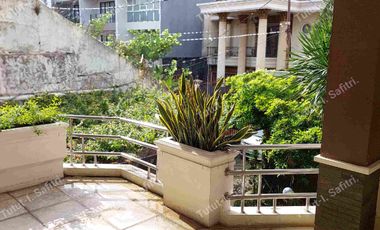 Di SEWAKAN RUMAH / KANTOR dengan KOLAM RENANG di DHARMAWANGSA, Cipete Utara Jaksel (dekat MRT) BEBAS BANJIR