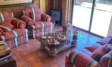Leon Propiedades vende hermosa parcela con casa en Sector Zapata, Curacaví.