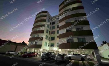 Departamento de 3 habitaciones y estudio en venta, 2 cajones de estacionamiento, elevador, primer piso, a 5 minutos de Cholula, Plaza San Diego y periférico.