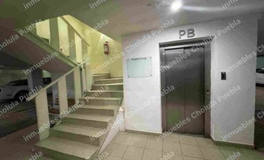 Departamento de 3 habitaciones y estudio en venta, 2 cajones de estacionamiento, elevador, primer piso, a 5 minutos de Cholula, Plaza San Diego y periférico.