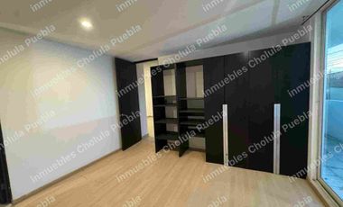Departamento de 3 habitaciones y estudio en venta, 2 cajones de estacionamiento, elevador, primer piso, a 5 minutos de Cholula, Plaza San Diego y periférico.