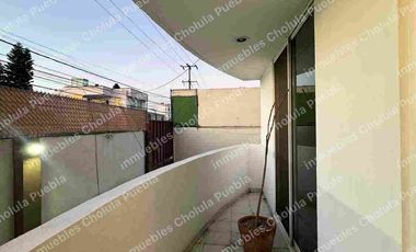 Departamento de 3 habitaciones y estudio en venta, 2 cajones de estacionamiento, elevador, primer piso, a 5 minutos de Cholula, Plaza San Diego y periférico.