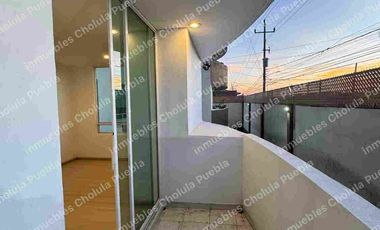 Departamento de 3 habitaciones y estudio en venta, 2 cajones de estacionamiento, elevador, primer piso, a 5 minutos de Cholula, Plaza San Diego y periférico.