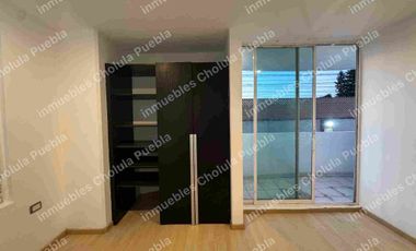 Departamento de 3 habitaciones y estudio en venta, 2 cajones de estacionamiento, elevador, primer piso, a 5 minutos de Cholula, Plaza San Diego y periférico.