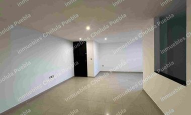 Departamento de 3 habitaciones y estudio en venta, 2 cajones de estacionamiento, elevador, primer piso, a 5 minutos de Cholula, Plaza San Diego y periférico.