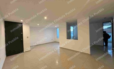 Departamento de 3 habitaciones y estudio en venta, 2 cajones de estacionamiento, elevador, primer piso, a 5 minutos de Cholula, Plaza San Diego y periférico.