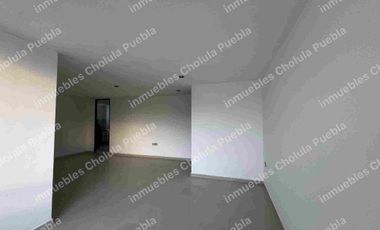 Departamento de 3 habitaciones y estudio en venta, 2 cajones de estacionamiento, elevador, primer piso, a 5 minutos de Cholula, Plaza San Diego y periférico.
