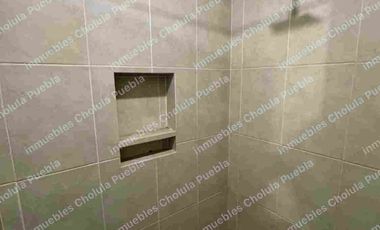 Departamento de 3 habitaciones y estudio en venta, 2 cajones de estacionamiento, elevador, primer piso, a 5 minutos de Cholula, Plaza San Diego y periférico.