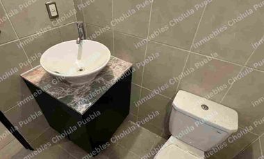 Departamento de 3 habitaciones y estudio en venta, 2 cajones de estacionamiento, elevador, primer piso, a 5 minutos de Cholula, Plaza San Diego y periférico.