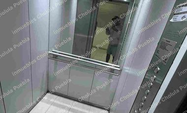 Departamento de 3 habitaciones y estudio en venta, 2 cajones de estacionamiento, elevador, primer piso, a 5 minutos de Cholula, Plaza San Diego y periférico.