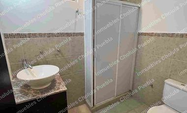 Departamento de 3 habitaciones y estudio en venta, 2 cajones de estacionamiento, elevador, primer piso, a 5 minutos de Cholula, Plaza San Diego y periférico.