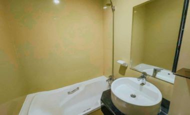 1 BEDROOM CONDO UNIT | FULLY FURNISHED  Private card-access elevator for security and privacy (one of the selling point of this unit) with Makati Skyl