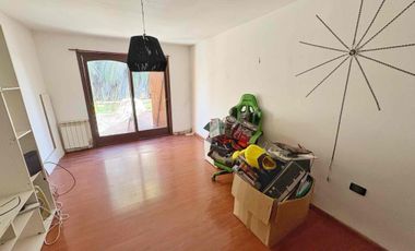 CASA EN VENTA BARRIO LA FLORIDA 5 AMBIENTES CON PISCINA APTO CREDITO ACEPTA PERMUTA.