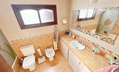 CASA EN VENTA BARRIO LA FLORIDA 5 AMBIENTES CON PISCINA APTO CREDITO ACEPTA PERMUTA.