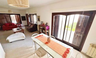 CASA EN VENTA BARRIO LA FLORIDA 5 AMBIENTES CON PISCINA APTO CREDITO ACEPTA PERMUTA.