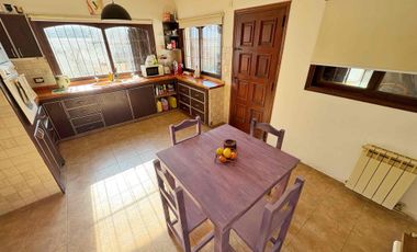 CASA EN VENTA BARRIO LA FLORIDA 5 AMBIENTES CON PISCINA APTO CREDITO ACEPTA PERMUTA.