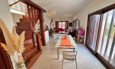 CASA EN VENTA BARRIO LA FLORIDA 5 AMBIENTES CON PISCINA APTO CREDITO ACEPTA PERMUTA.