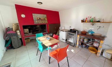 CASA EN VENTA BARRIO LA FLORIDA 5 AMBIENTES CON PISCINA APTO CREDITO ACEPTA PERMUTA.