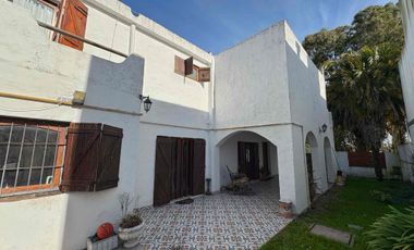 CASA EN VENTA BARRIO LA FLORIDA 5 AMBIENTES CON PISCINA APTO CREDITO ACEPTA PERMUTA.