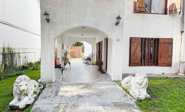 CASA EN VENTA BARRIO LA FLORIDA 5 AMBIENTES CON PISCINA APTO CREDITO ACEPTA PERMUTA.