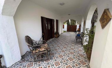 CASA EN VENTA BARRIO LA FLORIDA 5 AMBIENTES CON PISCINA APTO CREDITO ACEPTA PERMUTA.