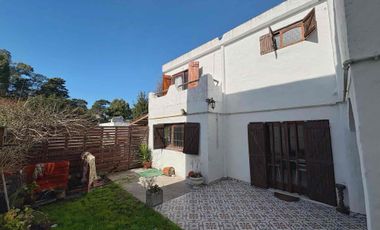 CASA EN VENTA BARRIO LA FLORIDA 5 AMBIENTES CON PISCINA APTO CREDITO ACEPTA PERMUTA.