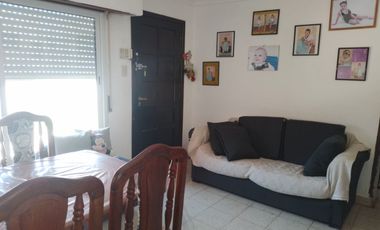 CASA 5 AMBIENTES CON AMPLIO JARDIN PRIVADO AL FRENTE CON PATIO Y PARQUE, RECICLADA, EXCELENTE ESTADO!!!