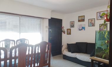 CASA 5 AMBIENTES CON AMPLIO JARDIN PRIVADO AL FRENTE CON PATIO Y PARQUE, RECICLADA, EXCELENTE ESTADO!!!