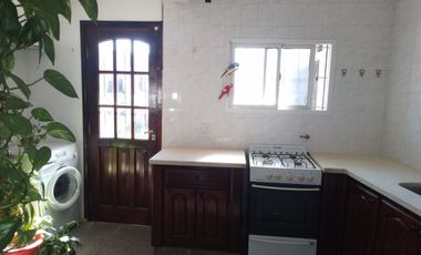 CASA 5 AMBIENTES CON AMPLIO JARDIN PRIVADO AL FRENTE CON PATIO Y PARQUE, RECICLADA, EXCELENTE ESTADO!!!