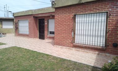 CASA 5 AMBIENTES CON AMPLIO JARDIN PRIVADO AL FRENTE CON PATIO Y PARQUE, RECICLADA, EXCELENTE ESTADO!!!