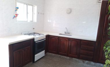 CASA 5 AMBIENTES CON AMPLIO JARDIN PRIVADO AL FRENTE CON PATIO Y PARQUE, RECICLADA, EXCELENTE ESTADO!!!