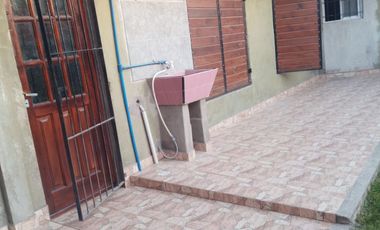 CASA 5 AMBIENTES CON AMPLIO JARDIN PRIVADO AL FRENTE CON PATIO Y PARQUE, RECICLADA, EXCELENTE ESTADO!!!