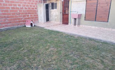 CASA 5 AMBIENTES CON AMPLIO JARDIN PRIVADO AL FRENTE CON PATIO Y PARQUE, RECICLADA, EXCELENTE ESTADO!!!