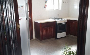 CASA 5 AMBIENTES CON AMPLIO JARDIN PRIVADO AL FRENTE CON PATIO Y PARQUE, RECICLADA, EXCELENTE ESTADO!!!
