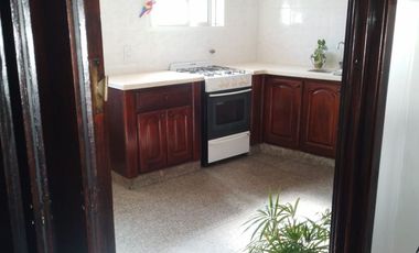 CASA 5 AMBIENTES CON AMPLIO JARDIN PRIVADO AL FRENTE CON PATIO Y PARQUE, RECICLADA, EXCELENTE ESTADO!!!
