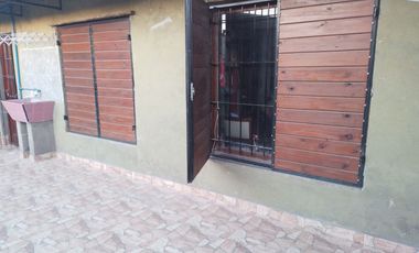 CASA 5 AMBIENTES CON AMPLIO JARDIN PRIVADO AL FRENTE CON PATIO Y PARQUE, RECICLADA, EXCELENTE ESTADO!!!