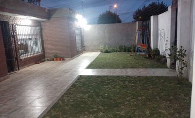 CASA 5 AMBIENTES CON AMPLIO JARDIN PRIVADO AL FRENTE CON PATIO Y PARQUE, RECICLADA, EXCELENTE ESTADO!!!