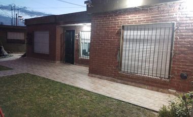 CASA 5 AMBIENTES CON AMPLIO JARDIN PRIVADO AL FRENTE CON PATIO Y PARQUE, RECICLADA, EXCELENTE ESTADO!!!