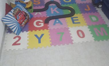 CASA 5 AMBIENTES CON AMPLIO JARDIN PRIVADO AL FRENTE CON PATIO Y PARQUE, RECICLADA, EXCELENTE ESTADO!!!