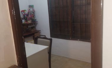 CASA 5 AMBIENTES CON AMPLIO JARDIN PRIVADO AL FRENTE CON PATIO Y PARQUE, RECICLADA, EXCELENTE ESTADO!!!